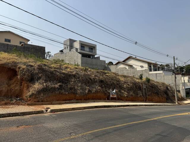 Venda em Colinas de Santa Bárbara - Pouso Alegre